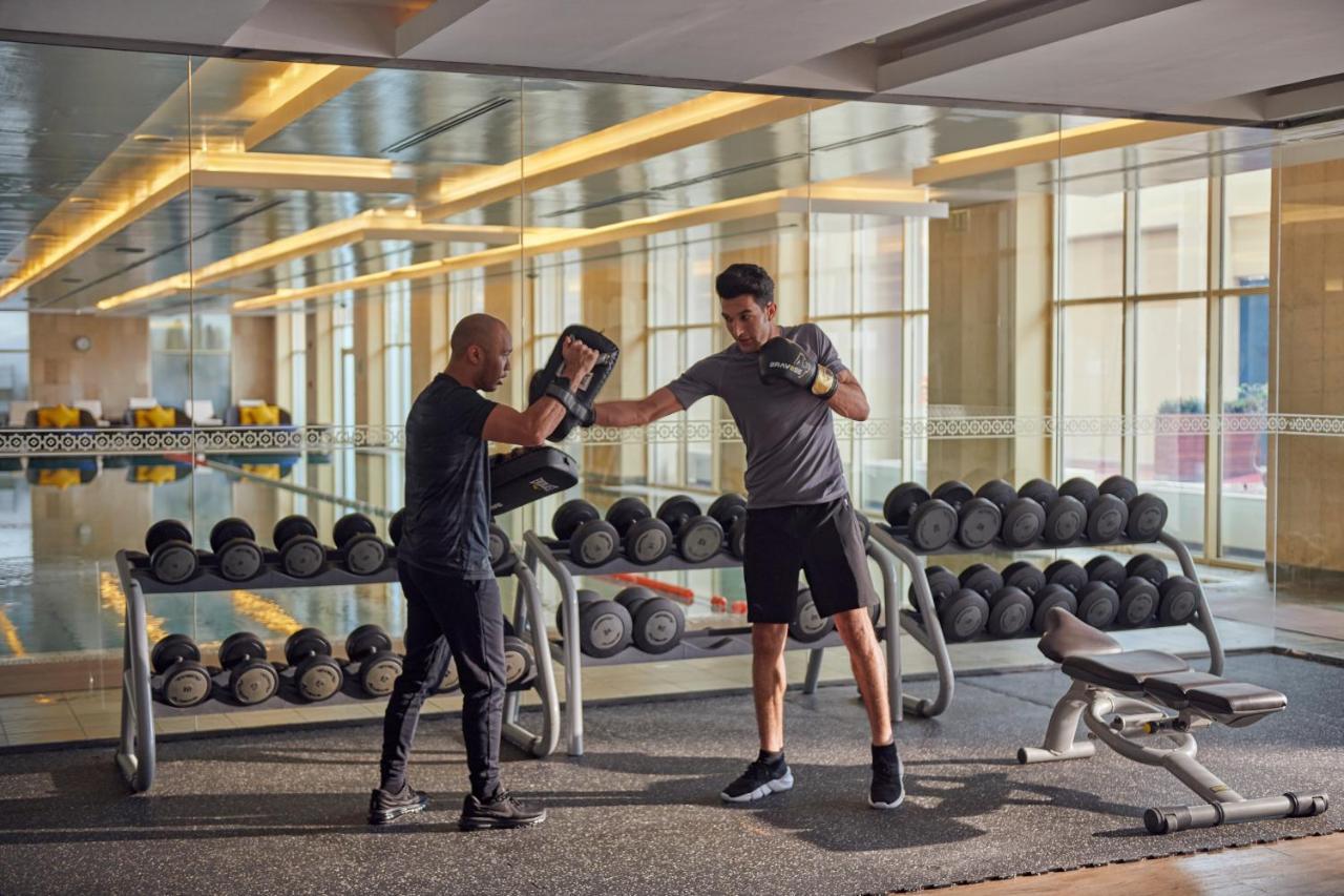Grand Hyatt Doha Hotel & Villas Exterior foto Personal trainer with a client