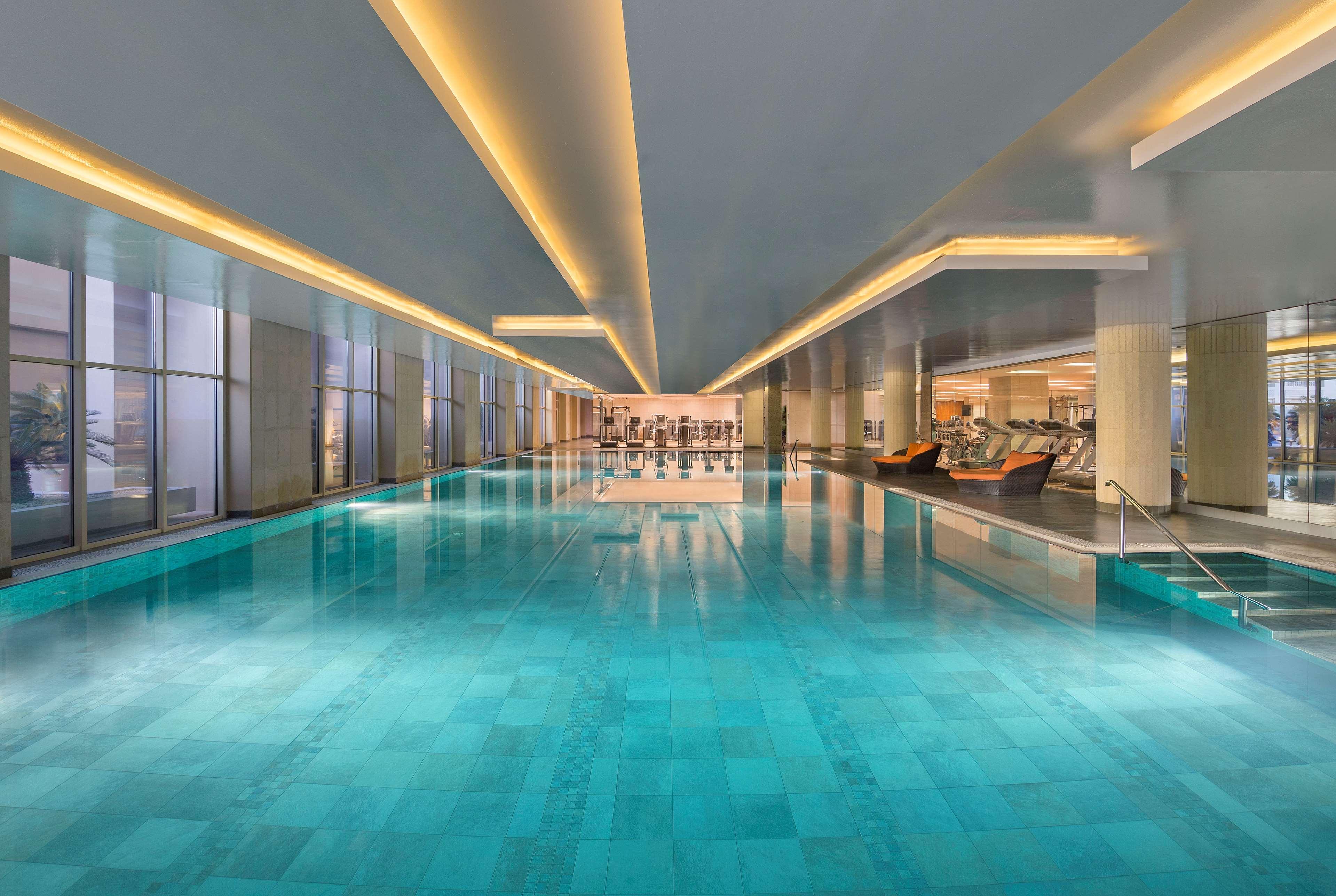 Grand Hyatt Doha Hotel & Villas Exterior foto The swimming pool at the hotel